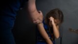 Отчим избил проволокой двух десятилетних дочерей-близняшек