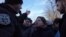 Полицейский просит ЛГБТ-активиста уйти после нападений 
