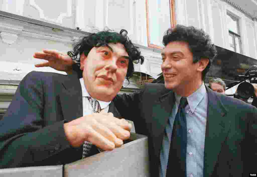 Лидер &laquo;Союза правых сил&raquo; Борис Немцов со своей куклой из телепередачи &laquo;Куклы&raquo;, 1999 год