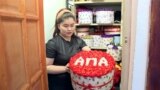 Цветы для тех, кто в беде. Девушка с ограниченными возможностями делает букеты и дарит их людям в Бишкеке