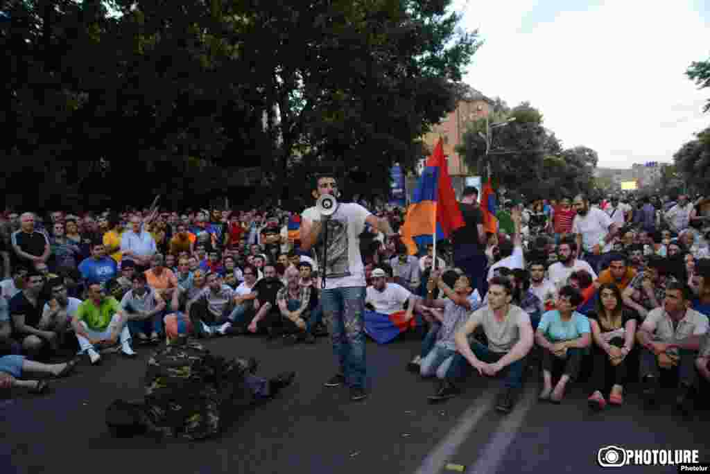 Участники акции начали сидячую забастовку прямо на проспекте Баграмяна, перед Администрацией президента