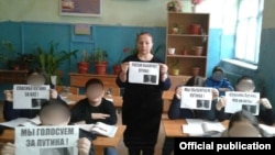 Дагестан, село Белиджи. Учительница Дуняханум Байрамова проводит с детьми акцию в поддержку Путина
