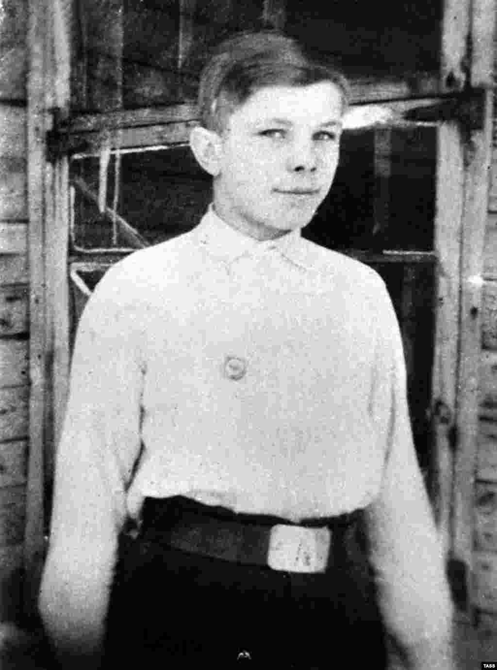 Гагарин родился в деревне Клушино (ныне в Смоленской области, Россия) 9 марта 1934 года. Эта фотография сделана в 1946 году в Гжатске, куда его семья переехала после войны