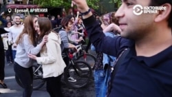 Танцы в Ереване после 10 дней манифестаций против назначения премьером бывшего президента Армении