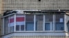 В Беларуси бывшего помощника прокурора арестовали на 15 суток из-за бело-красно-белого флага на балконе 