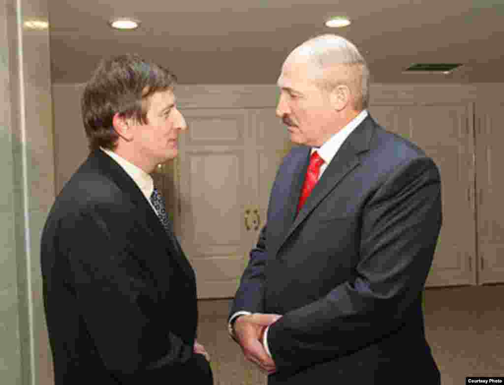 Александр Лукашенко разговаривает с оппозиционным политиком Ярославом Романчуком после покаянной речи последнего по телевидению, Минск, 2010.