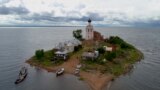 В монастырь с парашютом: необычная традиция реставраторов в Вологде