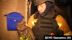 Спасатель на месте атаки российскими дронами в Одессе, 24 апреля 2026 года. Фото ДСНС Одещины