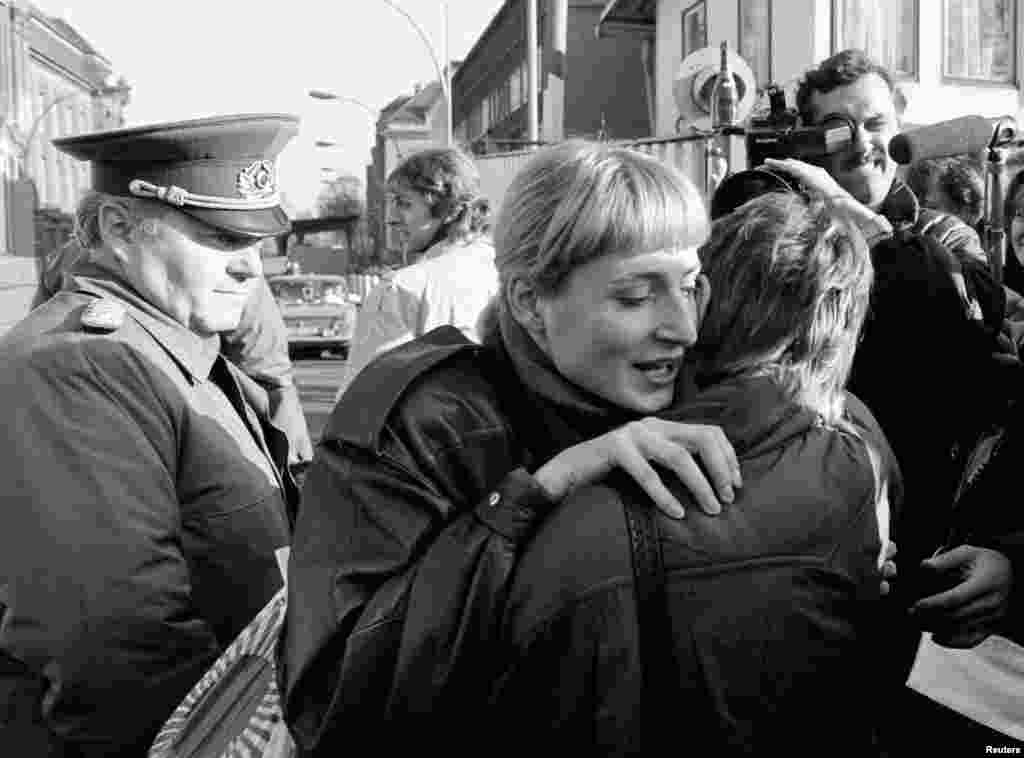 Жители Восточной части Берлина встречаются с жителями Западной части после официального открытия Берлинской стены.&nbsp; 10 ноября 1989 