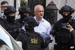 24 мая 2022 года Антикоррупционная прокуратура Молдовы и Служба информации и безопасности провели обыски в доме Игоря Додона по подозрению в коррупции, незаконном обогащении и предательстве родины. Суд отправил его на 30 суток под домашний арест. Фото AP