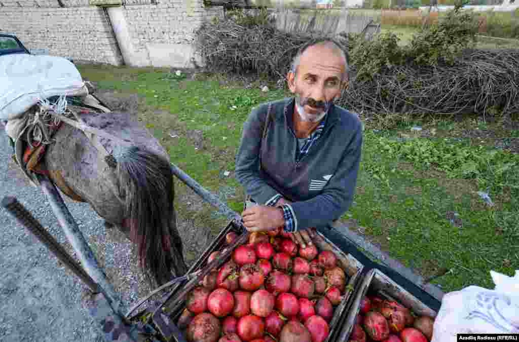 Мятые плоды граната идут на сок и другую продукцию. Их продают всего лишь за 15 гяпиков/кг (около 10 центов)