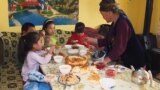 В Кыргызстане бабушка воспитывает восьмерых внуков. Их родители – на заработках в России