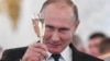 Путин подписал закон о повышении минимальной зарплаты до прожиточного минимума к 2019 году