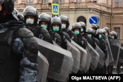 Силовики на улицах Петербурга. Фото: AFP
