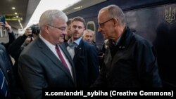 Глава МИД Украины Андрей Сибига встречает канцлера Германии Фридриха Мерца на вокзале в Киеве