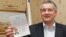 Глава Крыма Сергей Аксенов демонстрирует российский паспорт 