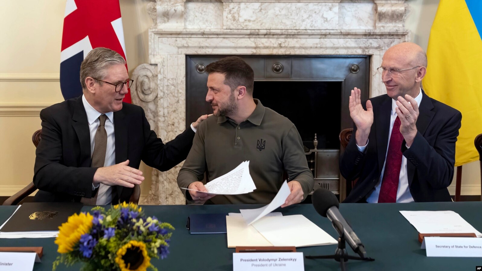 لندن با تأمین ۱.۳ میلیارد دلار از دارایی‌های مسدود شده روسیه به کی‌یف کمک می‌کند. مدودف در پاسخ تهدید به «مصادره جواهرات سلطنتی بریتانیا» می‌کند.