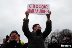 Протестующие в Санкт-Петербурге. Фото: Reuters