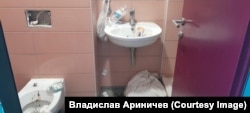 Туалет в миграционном хорватском лагере в Порине