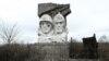 Памятник воинам Красной армии в поселке Зайцево. По поселку проходит линия разграничения сил на Донбассе. Украина, Донецкая область, ноябрь 2018 года 