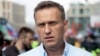 В Омске врачи заявили, что транспортировка Навального невозможна. К нему не пускали жену