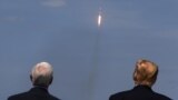 Вице-президент США Майк Пенс и президент США Дональд Трамп наблюдают за запуском Crew Dragon с астронавтами на мысе Канаверал. 30 мая 2020 года. Фото: Reuters