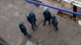 Ташкентская милиция во дворе одного из столичных домов, 12 марта 2013 года