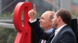 Владимир Путин во время визита в офис компании "Яндекс" в Москве