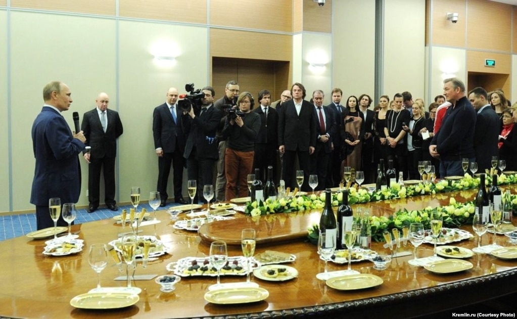 Путин встречается с организаторами и участниками церемонии открытия Олимпиады в Сочи, 7 февраля 2014-го. Новое здание резиденции "Бочаров ручей"