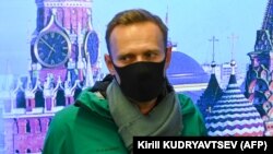 Алексей Навальный дает короткий комментарий прессе в аэропорту Шереметьево 17 января 2021 года