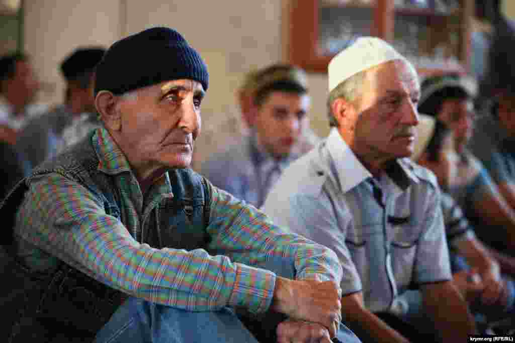 Нарушение поста в течение Рамадана без уважительной причины считается&nbsp;грехом. На фото - крымские татары в мечети во время праздничной молитвы на Ураза-Байрам в Севастополе