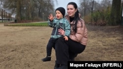 Яна Холодна с сыном Семеном в Брюсселе