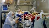 Врач с пациентом, зараженным коронавирусом. Клиника в Тегеране, Иран