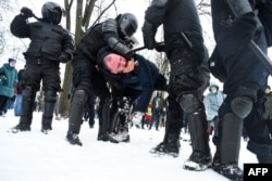 Задержание во время протестов в Санкт-Петербурге 31 января 2021 года. Фото: AFP