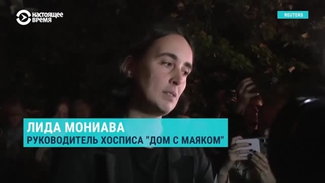 Как Лиду Мониаву встречали после суда по мере пресечения по делу о "военных фейках"