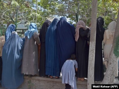 Бурка возвращается. В Афганистане после прихода талибов женщины начали массово закрывать лицо и все тело