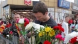 Люди несут цветы на место, где в Минске погиб демонстрант. Вот что они говорят