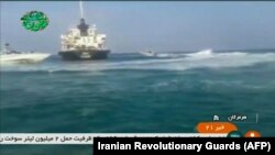 Иранские катера задерживают судно под панамским флагом в Ормузском проливе, 18 июля 2019 года
