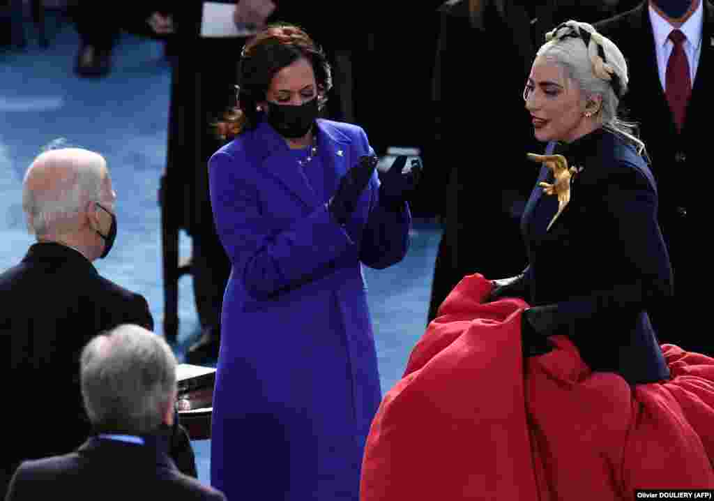 Гимн США перед началом инаугурации исполнила певица Леди Гага. Она и другие исполнители, которые пели на церемонии (Гарт Брукс и Дженнифер Лопес), никогда не скрывали симпатии к Демократической партии&nbsp;