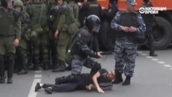 Полиция арестовывает подростка на Тверской в Москве