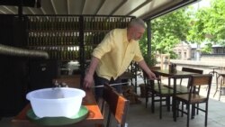 Грузинские кафе по новым правилам: владельцы измеряют расстояние между столами