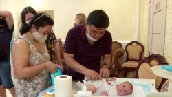Младенцы от суррогатных матерей дождались биологических родителей: первые семьи прилетели в Киев