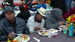 "Мой дом - улица": в Лос-Анджелесе кормят бездомных в День благодарения