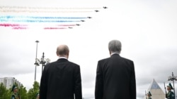 Президента России Владимира Путина приветствует президент Казахстана Касым-Жомарт Токаев. Дворец Независимости в Астане, 28 мая 2026 года
