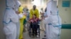 Иллюстративное фото. Отделение для пациентов с коронавирусом в московской больнице, апрель 2020 года. Фото: Юрий Козырев