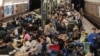 Киевляне укрываются в метро во время российского налета в ночь на 29 июня