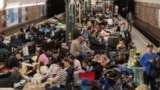 Киевляне укрываются в метро во время российского налета в ночь на 29 июня