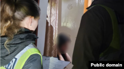 Задержание 17-летней девушки. Фото Нацполиции Украины