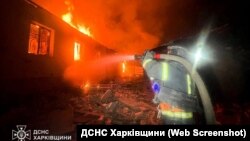 Пожарный тушит здание после удара российского беспилотника 20 апреля 2026 года