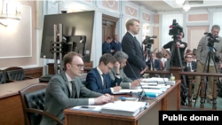 Представители "Яблока" в ходе заседания Верховного суда по иску о недопуске до выборов в Госдуму. 10.08.2026 Скриншот: трансляция заседания.